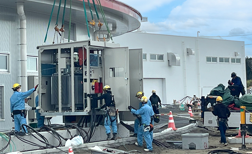 クレーンによるキュービクルの設置